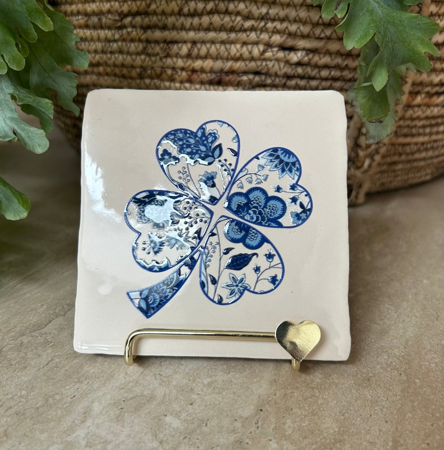 Klavertje Vier Tegel – 10x10 cm Beige Keramiek Delfts Blauw Gelukstegel