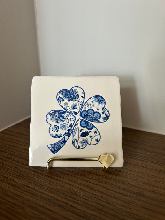 Klavertje Vier Tegel – 10x10 cm Beige Keramiek Delfts Blauw Gelukstegel