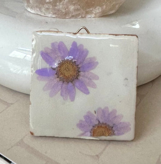 Flowertile met lila margrietje